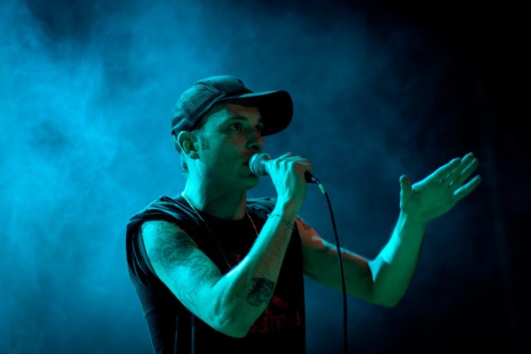 Clementino sul palco con microfono. Clementino sostiene gli autotrasportatori in protesta: "Mio nonno era uno di voi"