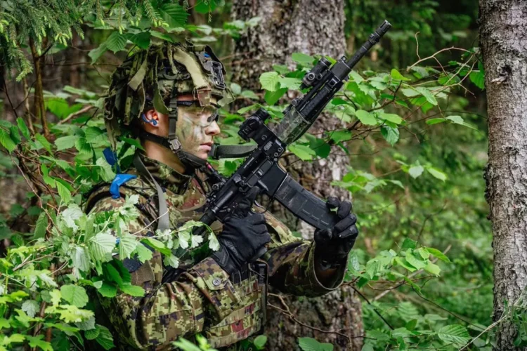 L'Estonia si prepara a un possibile attacco: truppe spostate verso il confine con la Russia