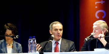 Kasparov avvertito da Stati Uniti e Lituania, le accuse su una rete legata ai servizi russi