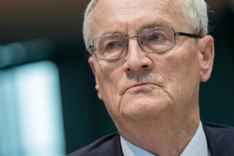 Germania, arrestato per spionaggio l’ex capo dei servizi segreti August Hanning