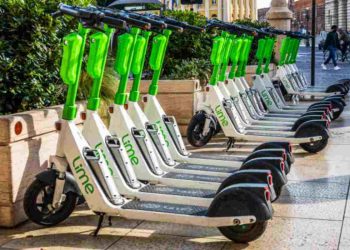 Monopattini in Italia, aumentano le sanzioni dopo la riforma ma nel 2025 sono morti 25 conducenti