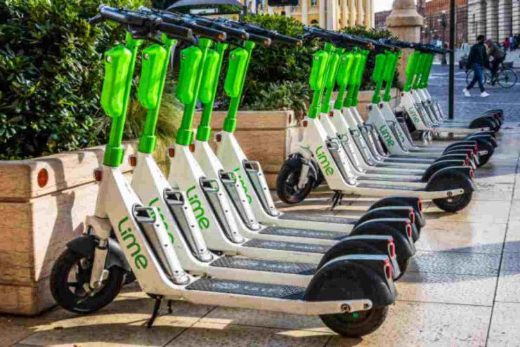 Monopattini in Italia, aumentano le sanzioni dopo la riforma ma nel 2025 sono morti 25 conducenti