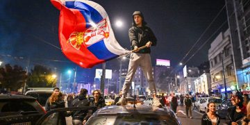 I festeggiamenti in Serbia dopo la vittoria della lista degli studenti