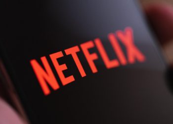 Il logo di Netflix sullo schermo di uno smartphone