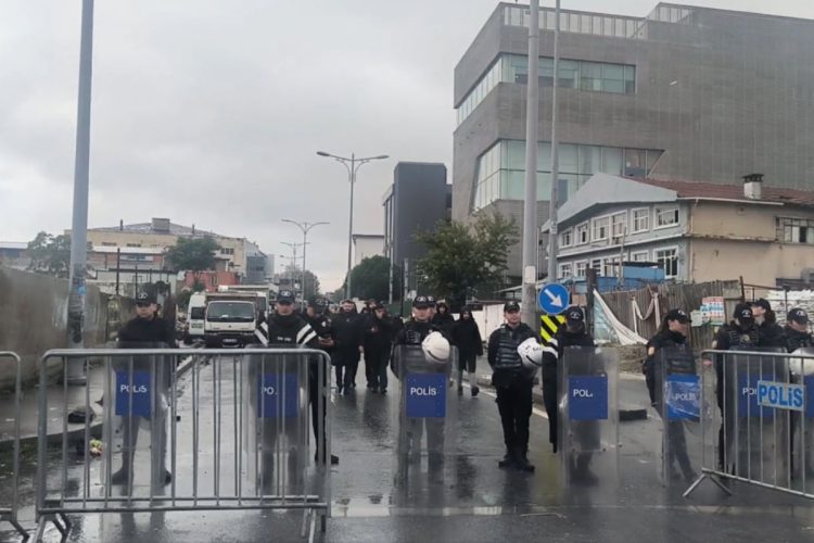 La polizia davanti all'ingresso di Halk Tv