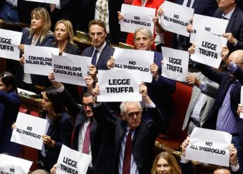 La protesta delle opposizioni contro la legge elettorale