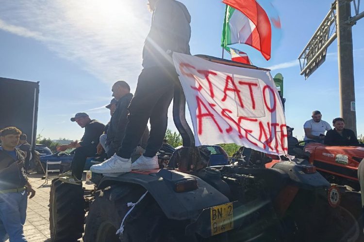 La protesta di autotrasportatori e agricoltori