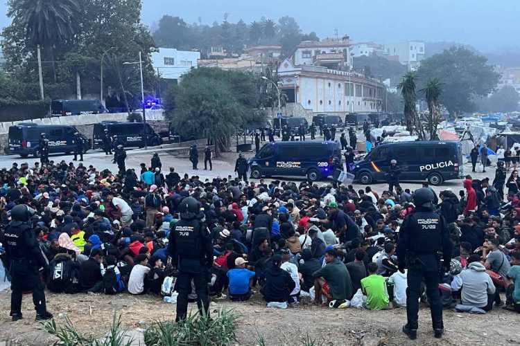 Lo sgombero della spiaggia dei migranti a Ceuta