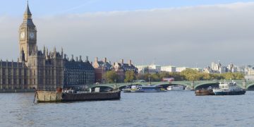 MI5: l’Iran prende di mira anche i siti militari nel Regno Unito