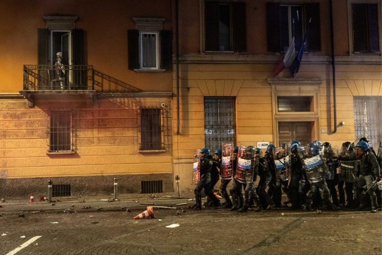 La polizia in tenuta antisommossa a Bologna il 24 ottobre 2026