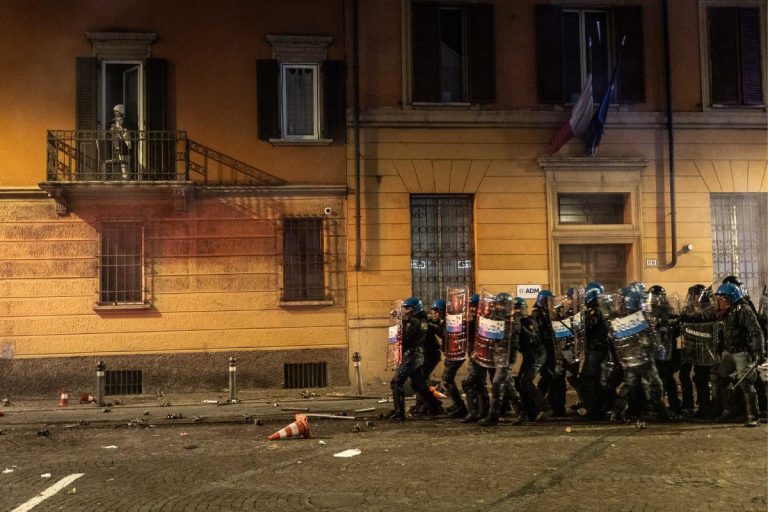 Protesta a Bologna, la denuncia di un giornalista: “Manganellato mentre facevo il mio lavoro”