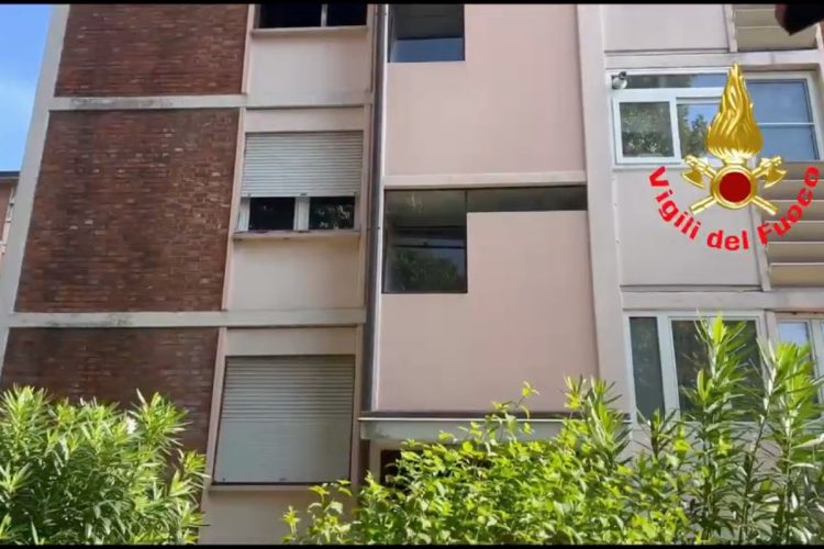 Milano, incendio in un appartamento: morta una donna di 75 anni, evacuati i vicini