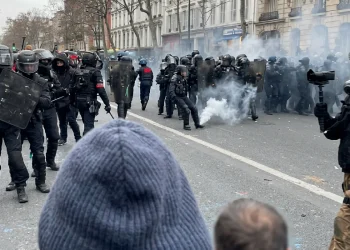 Francia, decimo giorno delle proteste studentesche: feriti 65 dipendenti scolastici e 170 studenti