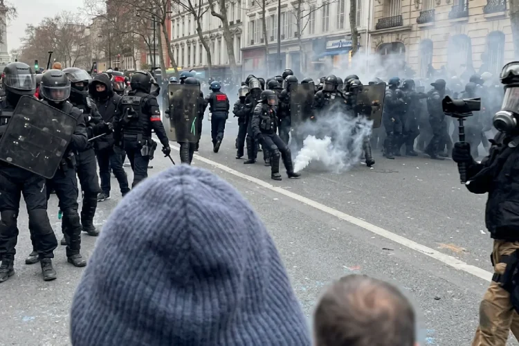 Francia, decimo giorno delle proteste studentesche: feriti 65 dipendenti scolastici e 170 studenti