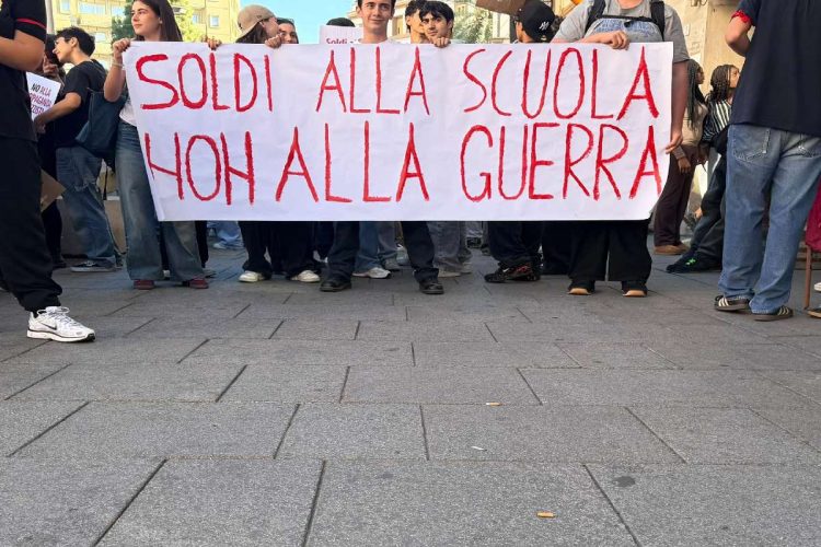 Proteste a Cagliari per il No Meloni Day