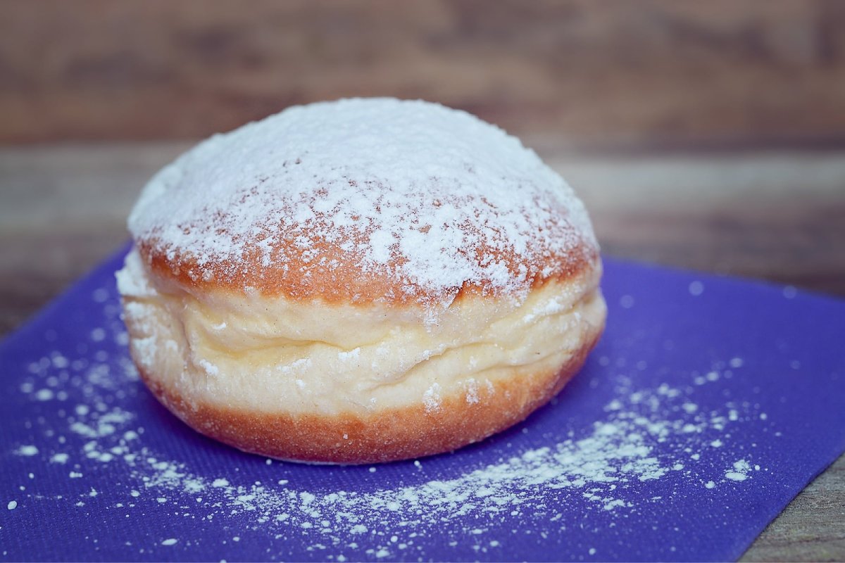 Reggio Emilia, 74enne disabile muore soffocato da un bombolone alla crema: arrestato il tutore