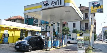 Un distributore di benzina di Eni