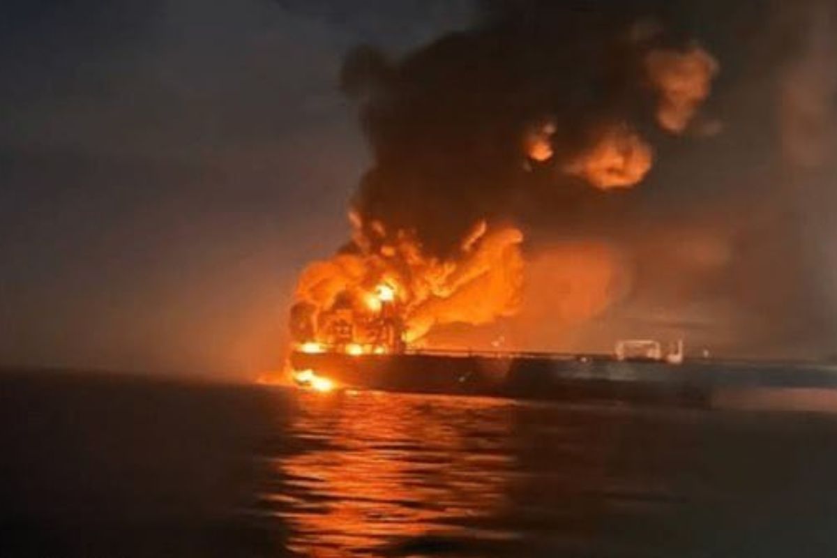 Stretto di Hormuz, sette petroliere danneggiate in una notte: cresce la tensione