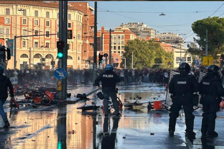 Un'immagine relativa agli scontri a Bologna del 17 ottobre