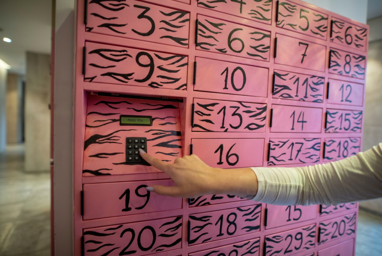Mano digita codice su tastierino di distributore automatico rosa. Le attiviste inaugurano a Varsavia il primo distributore di pillole abortive della Polonia