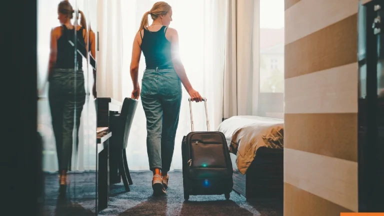 Airbnb, nuove regole sul check-out: stop a piatti da lavare e lenzuola da togliere