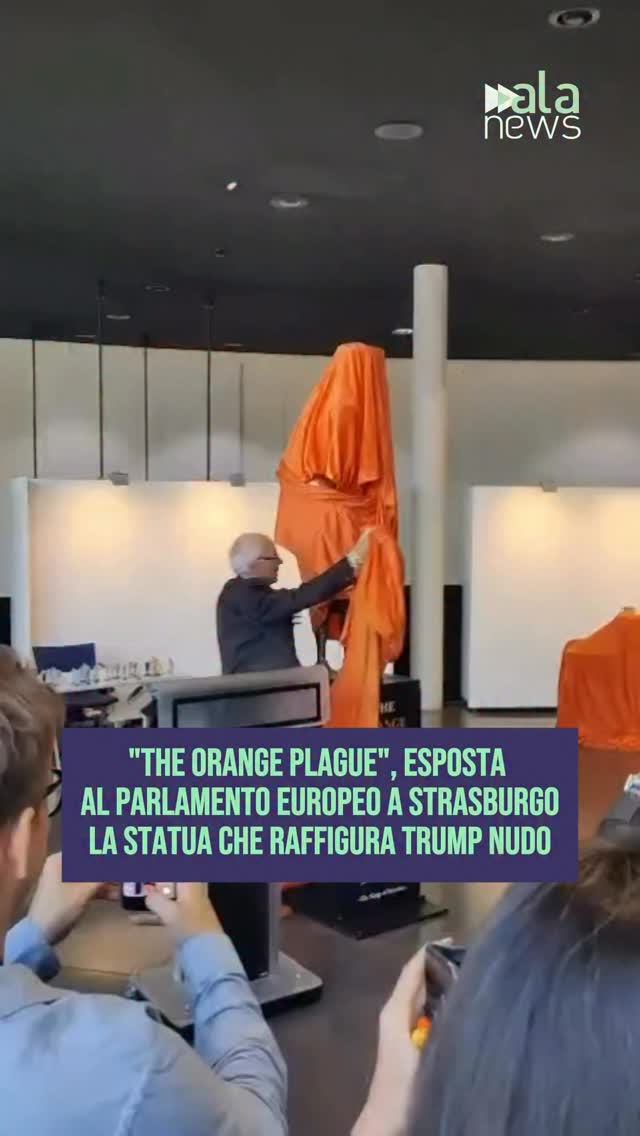 Una statua di Donald Trump nudo, seduto sulle spalle di un uomo, è esposta nei…