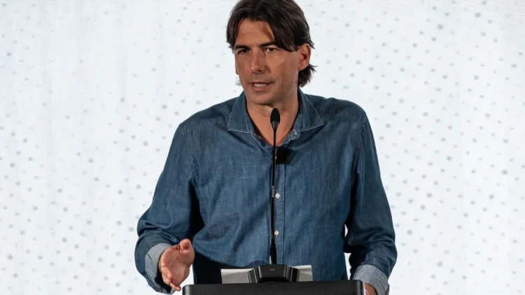 Alessandro Onorato parla davanti a un microfono