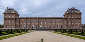 Facciata monumentale della Reggia di Venaria Reale con giardini prospicienti. Furto alla Reggia di Venaria: rubati 26 orologi antichi, valgono 150mila euro