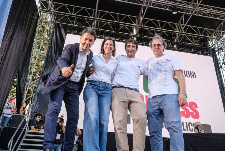 Giuseppe Conte ed Elly Schlein insieme su un palco politico. Il Campo largo annuncia le primarie entro febbraio per la guida della coalizione