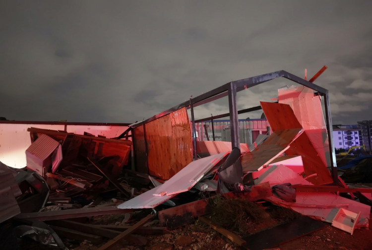 Macerie e strutture metalliche divelte distrutte durante la notte. Turchia, ad Antalya una tromba d'aria abbatte una gru: quattro operai morti