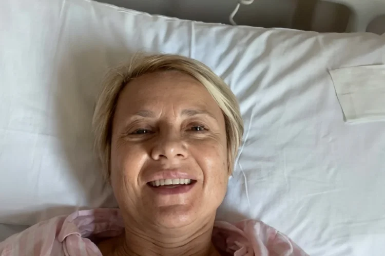 Primo piano di Antonella Elia in un letto di ospedale