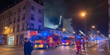 Vigili del fuoco di Parigi intervengono di notte con mezzi e fumo. Parigi, distrutto dalle fiamme il più antico mercato coperto della capitale