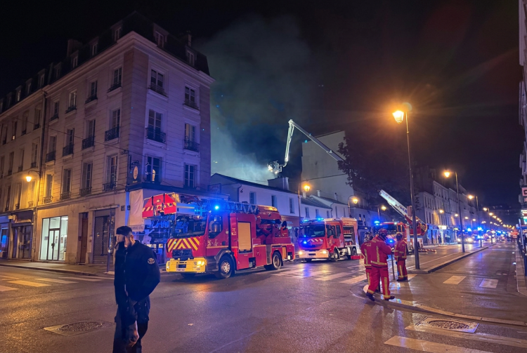Vigili del fuoco di Parigi intervengono di notte con mezzi e fumo. Parigi, distrutto dalle fiamme il più antico mercato coperto della capitale