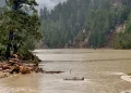 Fuoriuscita d'acqua dal lago Shintaphu, nel Bhutan settentrionale in India