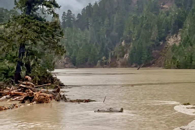 Migliaia di persone evacuate dopo lo straripamento di un lago glaciale sull’Himalaya