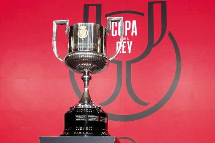Trofeo ufficiale della Copa del Rey su sfondo rosso