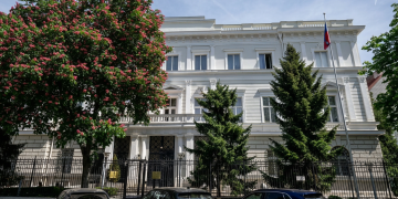 Facciata dell'ambasciata russa a Vienna con bandiera esposta. L'Austria allontana 4 diplomatici russi con l'accusa di spionaggio