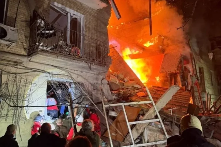 Vigili del fuoco ucraini intervengono su edificio residenziale in fiamme dopo un attacco su Kharkiv