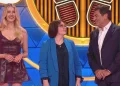 Gerry Scotti sorride con Sara Prati e Isobel durante Caduta Libera.