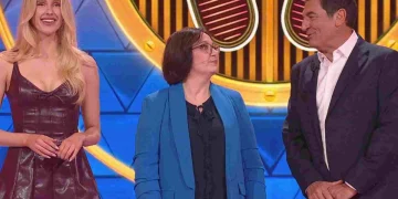 Gerry Scotti sorride con Sara Prati e Isobel durante Caduta Libera.