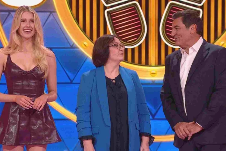 Gerry Scotti sorride con Sara Prati e Isobel durante Caduta Libera.