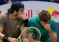 Matteo Berrettini parla con Flavio Cobolli seduto a bordo campo