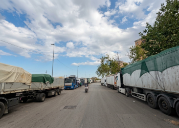 Camion e tir incolonnati lungo la strada durante un blocco stradale. Ischia e Procida, i traghetti rischiano lo stop per la carenza di carburante