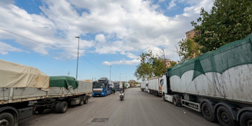 Camion e tir incolonnati lungo la strada durante un blocco stradale. Ischia e Procida, i traghetti rischiano lo stop per la carenza di carburante