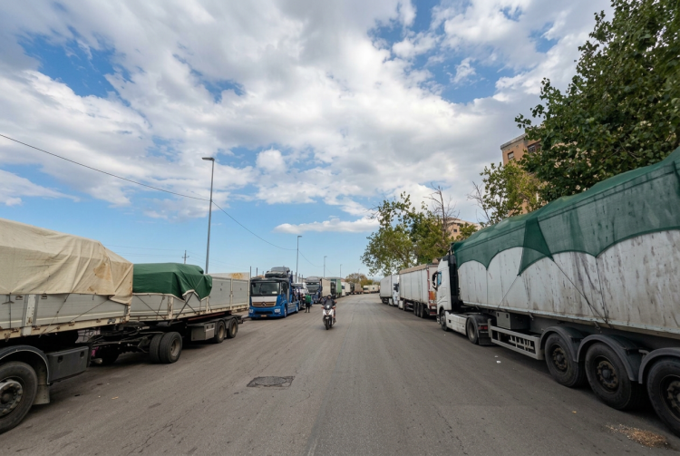 Camion e tir incolonnati lungo la strada durante un blocco stradale. Ischia e Procida, i traghetti rischiano lo stop per la carenza di carburante