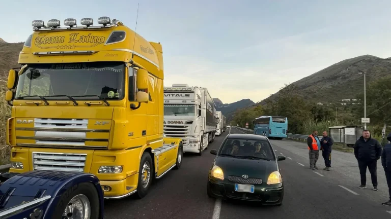Protesta camionisti, blocchi in Campania fino al 27 ottobre: Napoli senza carburante