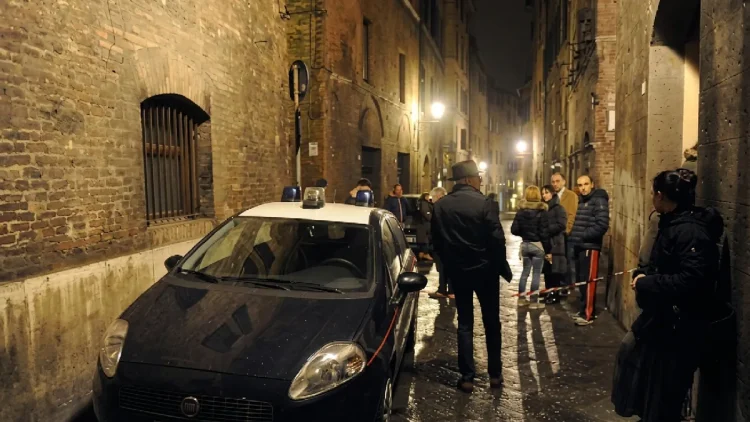La Commissione parlamentare tende a escludere l’ipotesi e punta su un’azione organizzata: «L’uomo nel vicolo descritto per anni come un turista non era lì per caso». Dalla filiale di Viadana ai clan calabresi, fino ai milioni delle sponsorizzazioni Mps:... https://t.co/pet06B1PQ9 https://t.co/ECVzE2BEMb | @CosenzaChannel