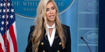 Katie Zacharia, Segretario Stampa, parla al podio della Casa Bianca durante conferenza stampa. Casa Bianca, la nuova portavoce Katie Zacharia confonde Trump con il marito: la gaffe alla prima conferenza stampa