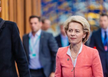 Primo piano di Ursula von der Leyen; sulla difesa
