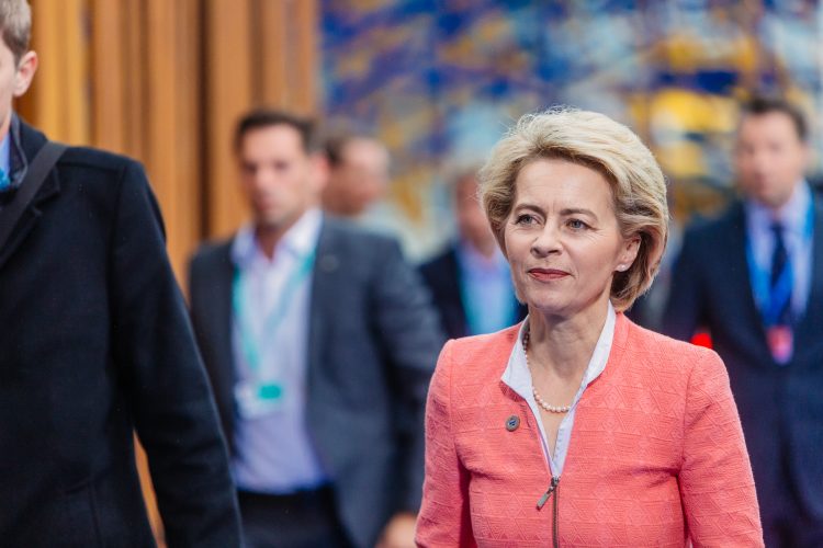 Primo piano di Ursula von der Leyen; sulla difesa